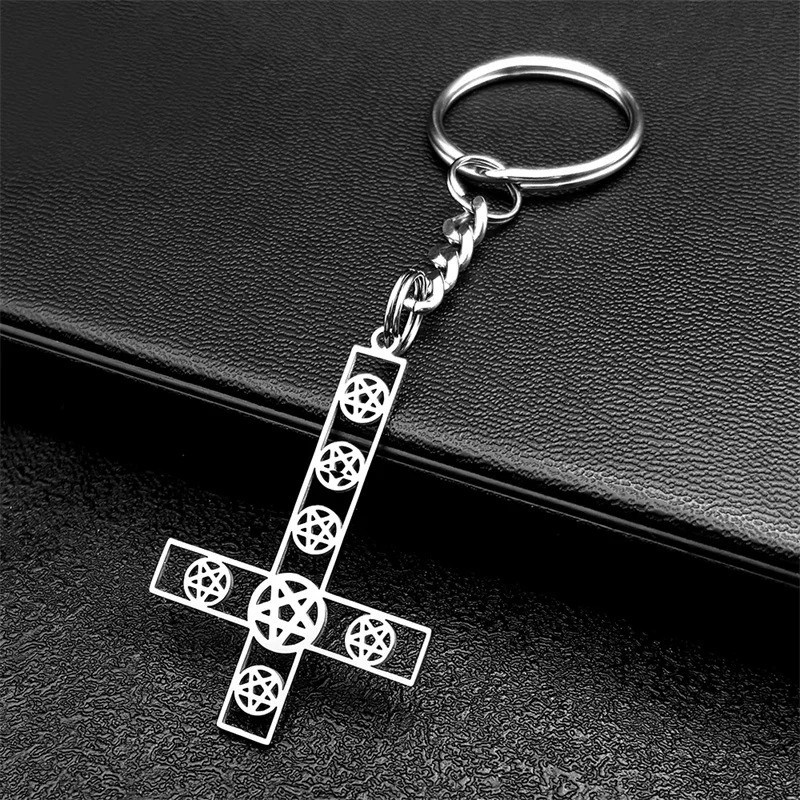 Porte-clés Gothique Croix Anti-Christ couleur Argent