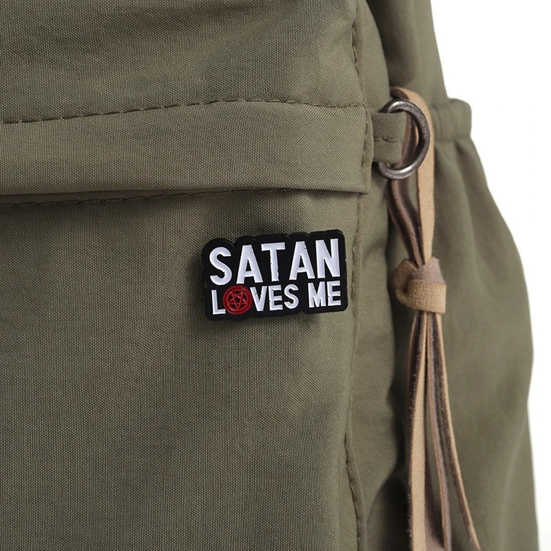 Magnifique Pins Gothique Satan Loves Me