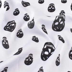 Détails Design Foulard Tête de Mort Duo Noir et Blanc Élégance couleur blanc