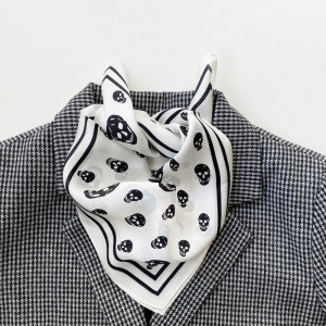 Foulard en Soie Naturelle Tête de Mort Élégance Monochrome couleur blanc
