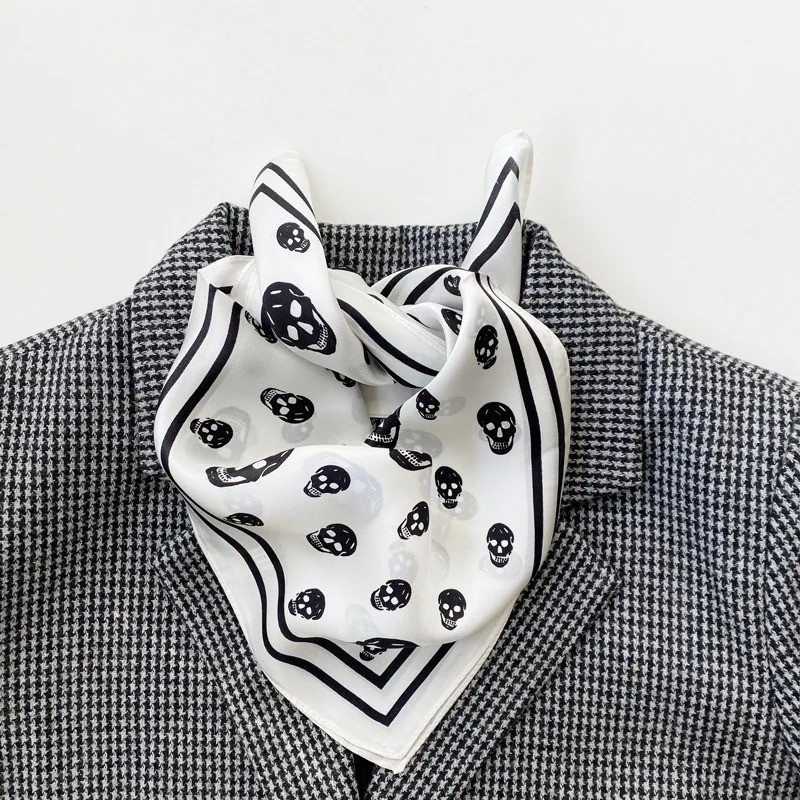 Foulard en Soie Naturelle Tête de Mort Élégance Monochrome couleur blanc