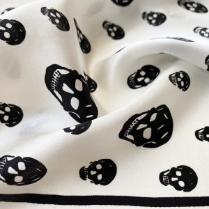 Détails Design Foulard en Soie Naturelle Tête de Mort Élégance Monochrome couleur blanc