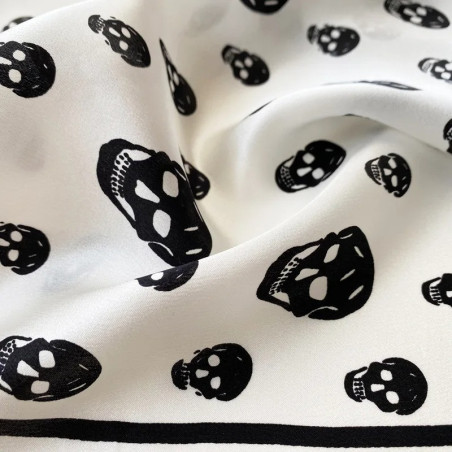 Détails Design Foulard en Soie Naturelle Tête de Mort Élégance Monochrome couleur blanc