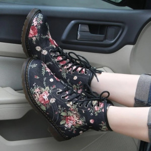 vue portée des Bottines Gothiques Fleurs Rétro