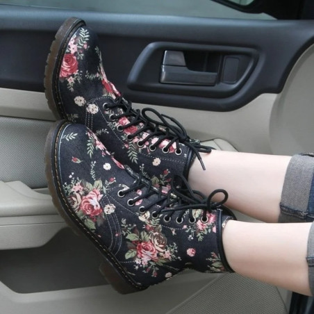 vue portée des Bottines Gothiques Fleurs Rétro