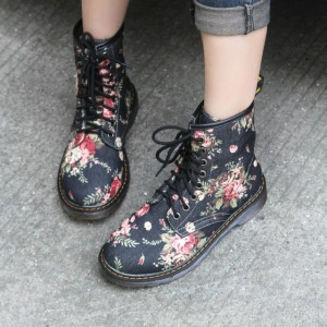 Détails des Bottines Gothiques Fleurs Rétro
