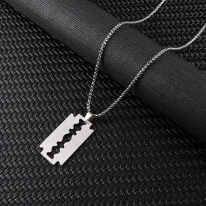 Pendentif Punk Rock Lames de Rasoir : un classique Modèle 2