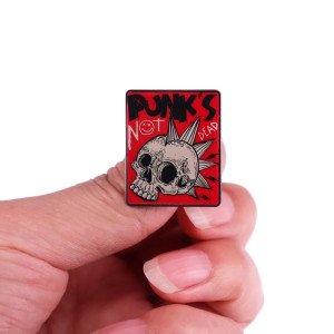 Pins Tête de Mort "Punk's Not Dead"!