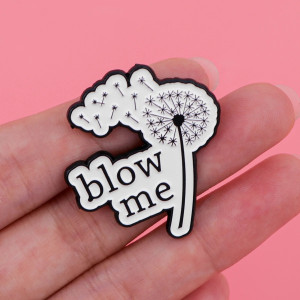 Pins Tête de Mort "Blow Me"