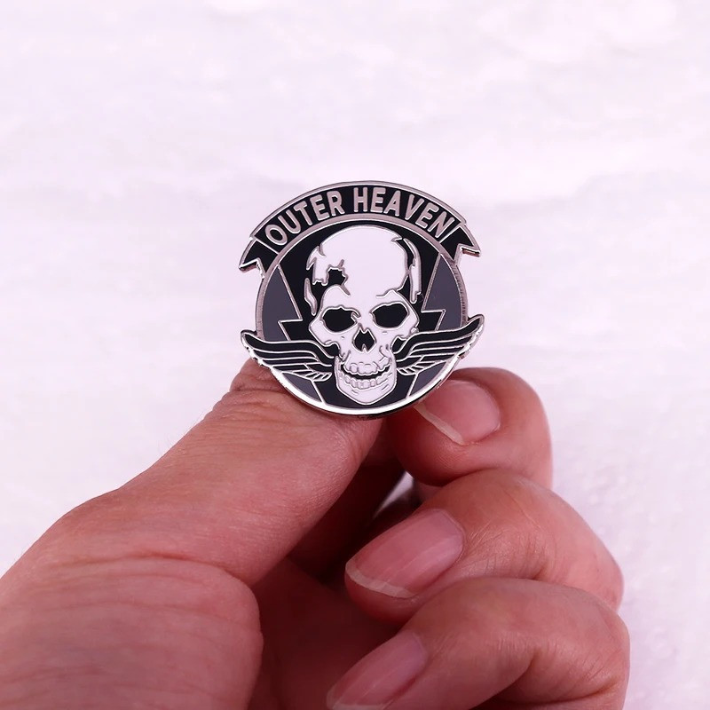 Pins Tête de Mort Anarchie Guérrière "Outer Heaven"