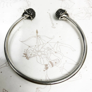 Vue compolète du Bracelet Tête de Mort ouvert avec  Crânes' Éclat Obscur' Argent Sterling 925 véritable