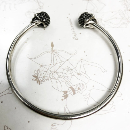 Vue compolète du Bracelet Tête de Mort ouvert avec  Crânes' Éclat Obscur' Argent Sterling 925 véritable