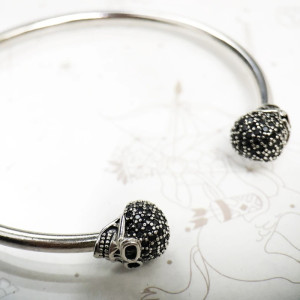 Détails du Bracelet Tête de Mort ouvert avec  Crânes' Éclat Obscur' Argent Sterling 925 véritable