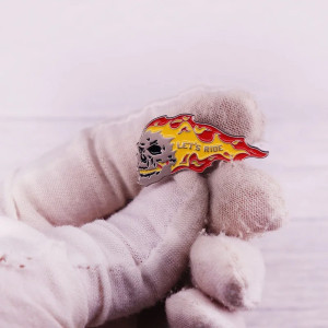 Vue  Complète du Pins Tête de Mort 'Let's Ride - Flammes Ardentes'