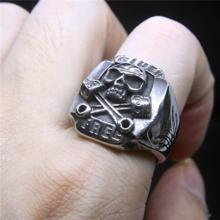 vue portée de la Bague Tête de Mort Biker Ride Free