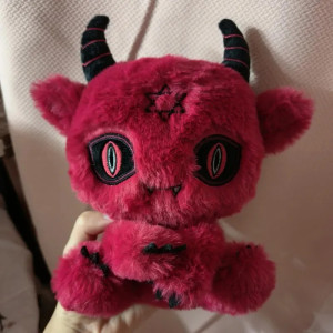 Magnifique Peluche Gothique Démon Rouge 'Esprit Malicieux'