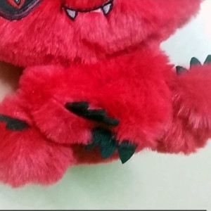 Vue dessous de la Peluche Gothique Démon Rouge 'Esprit Malicieux'