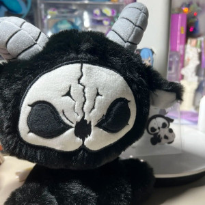 Vue face de la Peluche Gothique Tête de Mort Démon Cornu Mystique