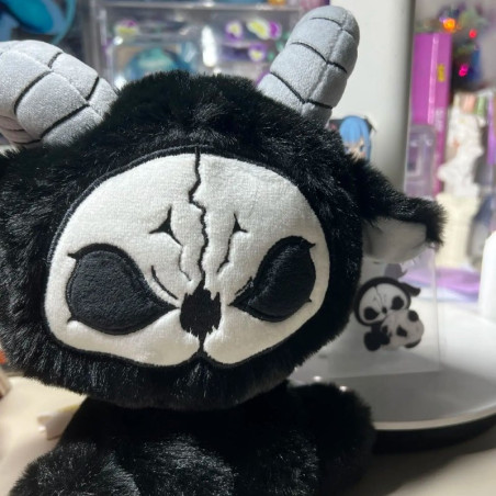 Vue face de la Peluche Gothique Tête de Mort Démon Cornu Mystique