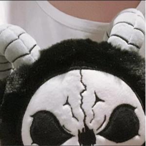 Vue détaillée visage de la Peluche Gothique Tête de Mort Démon Cornu Mystique