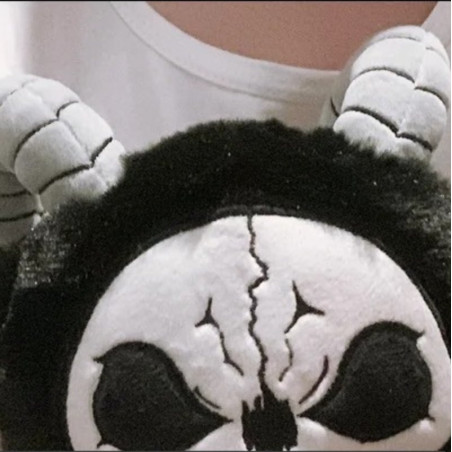 Vue détaillée visage de la Peluche Gothique Tête de Mort Démon Cornu Mystique