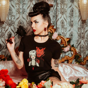 Magnifique T-shirt Gothique Vintage 'Étreinte du Diable'