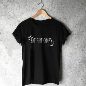 Vue détaillée du T-shirt Gothique Bat Shit Crazy - Chauves-Souris Nocturnes
