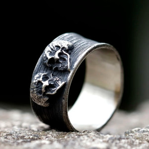 Vue côté de la  Bague Tête de Mort Union Sombre
