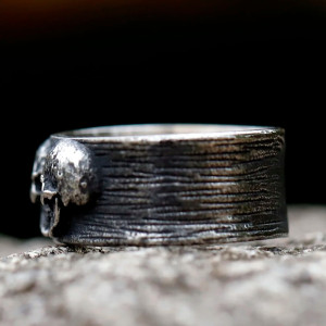 Vue droite de la  Bague Tête de Mort Union Sombre