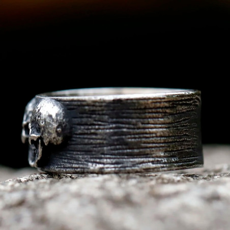 Vue droite de la  Bague Tête de Mort Union Sombre