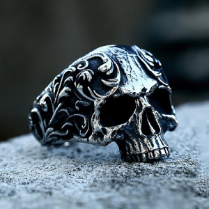 Vue de côté de la Bague Tête de Mort 'Ornement Sombre'
