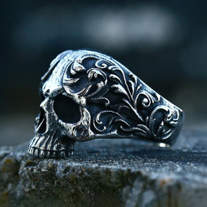 Vue côté de la Bague Tête de Mort 'Ornement Sombre'