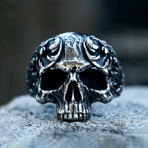 Vue de face de la Bague Tête de Mort 'Ornement Sombre'