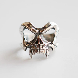 Vue face de la Bague Tête de Mort Ombre Féroce