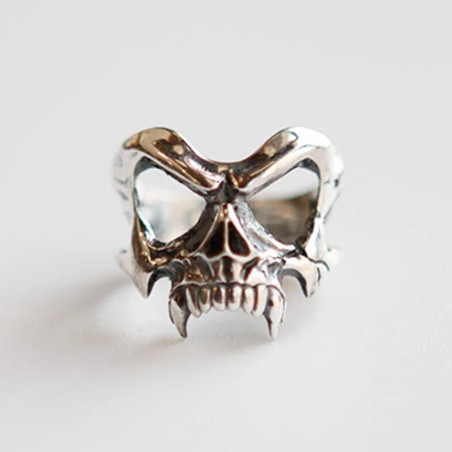 Vue face de la Bague Tête de Mort Ombre Féroce