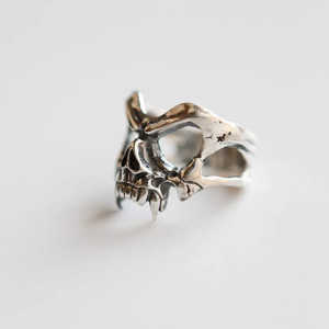 Vue côté de la Bague Tête de Mort Ombre Féroce