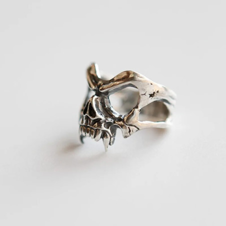 Vue côté de la Bague Tête de Mort Ombre Féroce