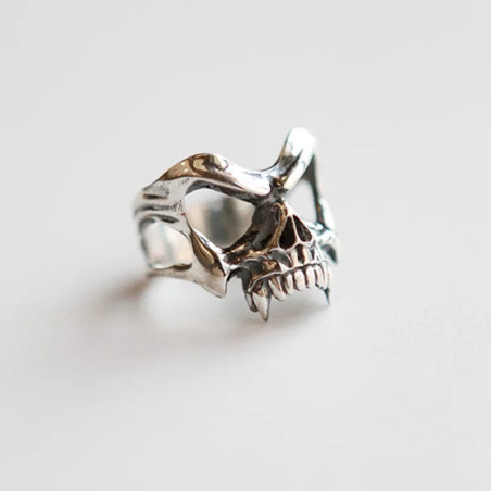 Vue côté droit Bague Tête de Mort Ombre Féroce