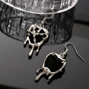 Vue Arrière des Boucles d'Oreilles Gothiques Cœur Enchaîné 'Passion Captive' - couleur noir
