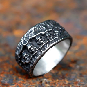 Vue complète Bague Tête de Mort 'Vestiges Sombres'