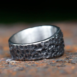 Vue arrière de la Bague Tête de Mort 'Vestiges Sombres'