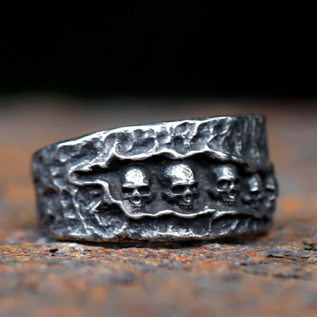 Vue complète côté Bague Tête de Mort 'Vestiges Sombres'