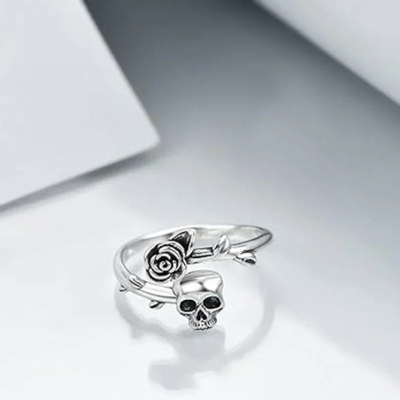 Vue complète de la Bague Tête de Mort 'Rose Skull Épine Noire'