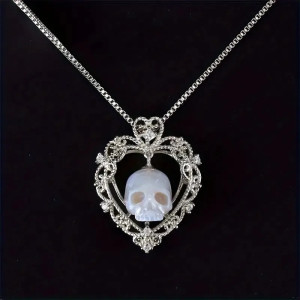 Collier Tête de Mort Baroque 'Cœur Sombre' - couleur argent