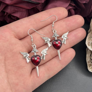 Boucles d'Oreilles Gothiques Lame du Cœur Sombre - couleur rouge