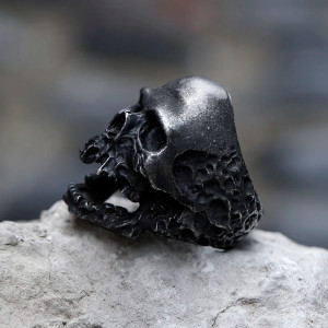 Vue côté de la Bague Tête de Mort Abysses Maudits - couleur noir
