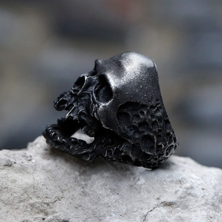 Vue côté de la Bague Tête de Mort Abysses Maudits - couleur noir