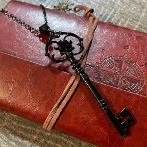 Collier Pendentif Clé Tête de Mort Clé des Ombres - couleur noir