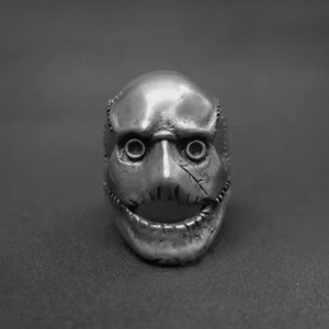 Vue de Face Bague Tête de Mort Suture Macabre