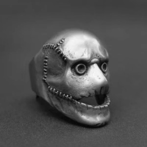 Vue de Côté de la Bague Tête de Mort Suture Macabre